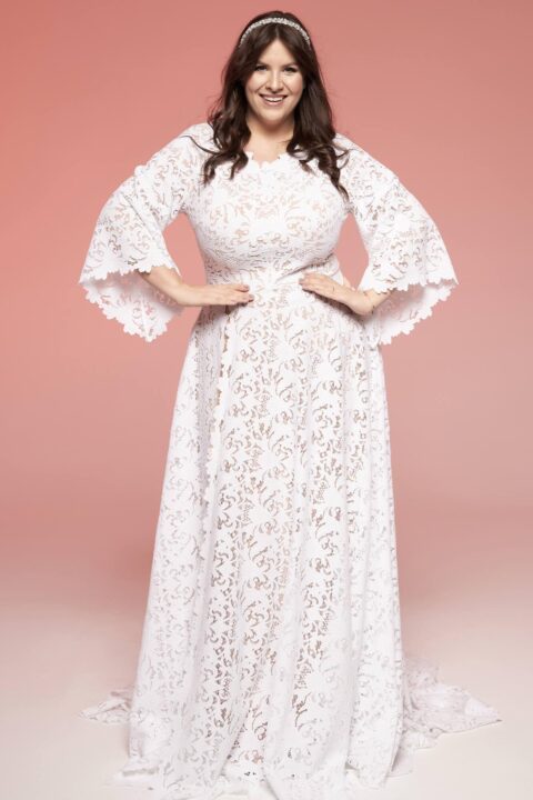 suknia ślubna z długimi rękawami, wykonana z koronkowego materiału, w kolorze białym