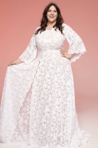 suknia ślubna z długimi rękawami i koronkowym wzorem w kolorze białym