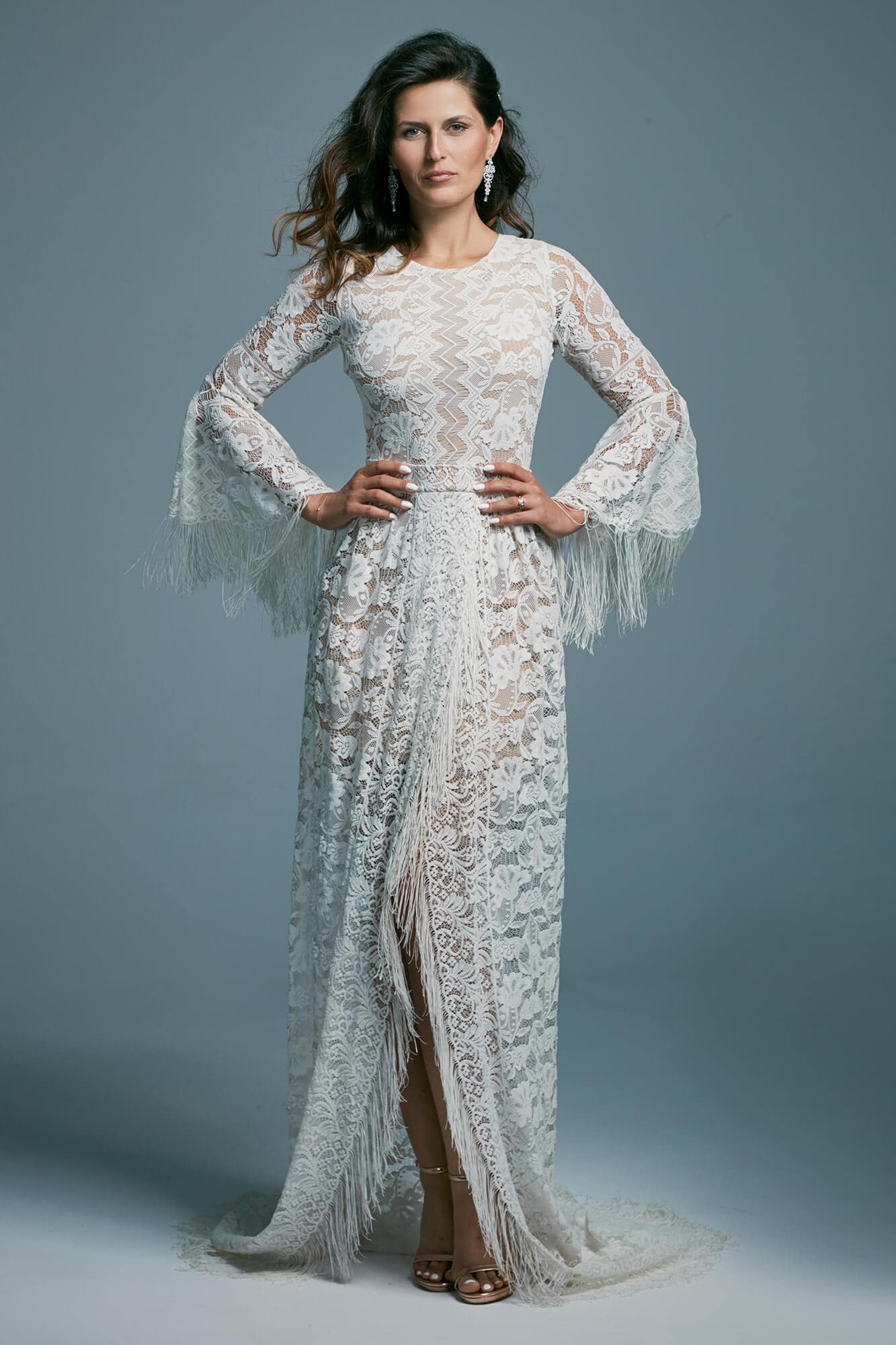 suknia ślubna z długimi rękawami, zdobiona koronką i rozcięciem z przodu