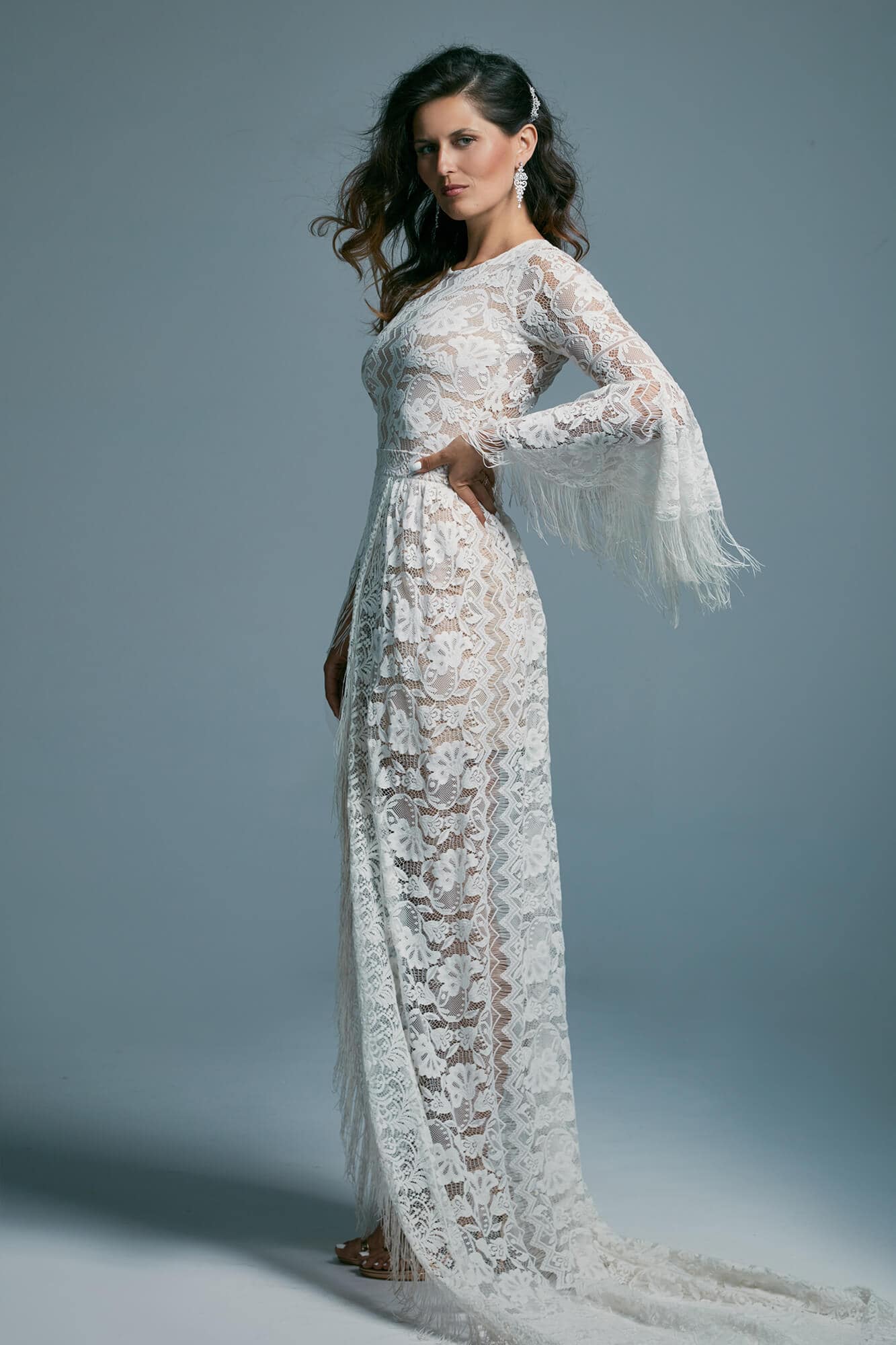 suknia ślubna z długim rękawem, wykonana z koronkowego materiału, z falbanami na rękawach