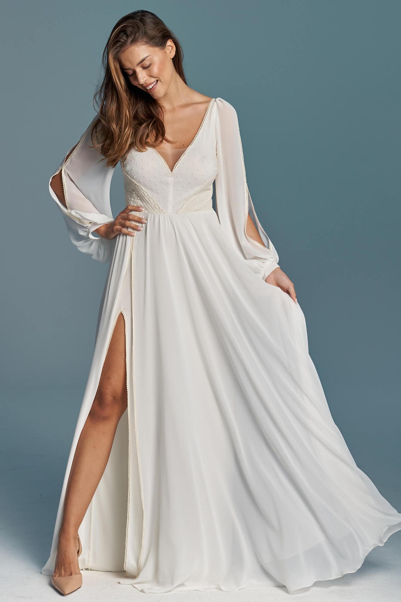 suknia ślubna z długimi rękawami, dekoltem w serek i rozcięciem z boku