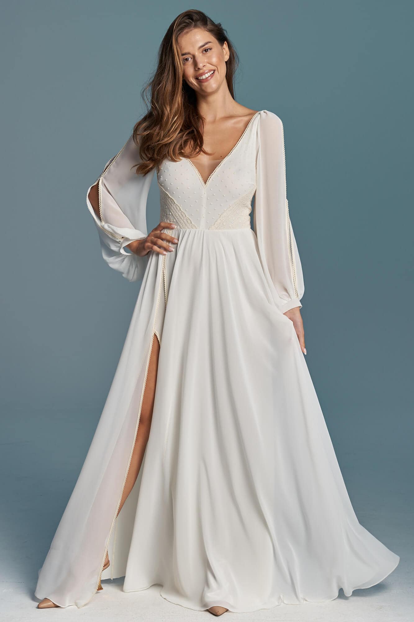 suknia ślubna z długimi rękawami, dekoltem w serek i rozcięciem z przodu