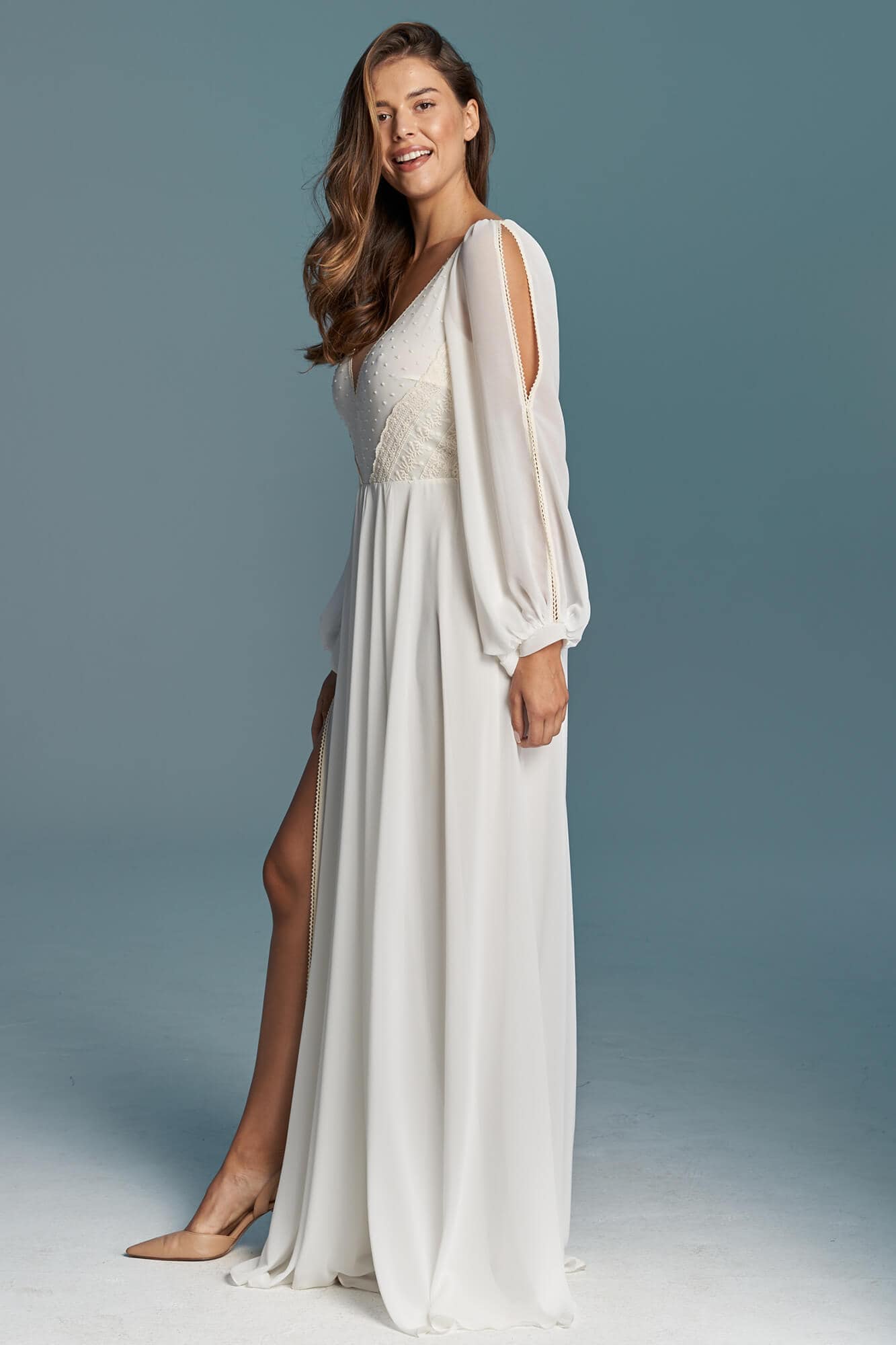 suknia ślubna z długim rękawem, z odkrytymi ramionami i rozcięciem na nodze