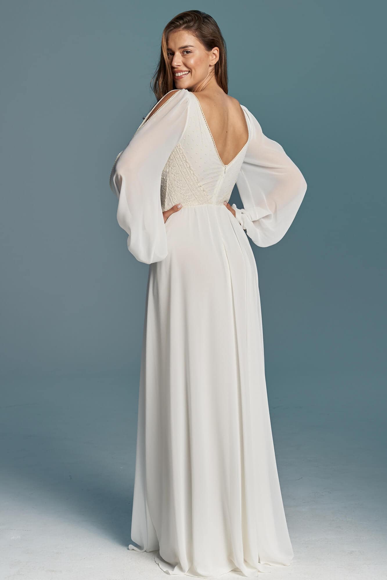 suknia ślubna z długimi, zwiewnymi rękawami i dekoltem w kształcie litery V