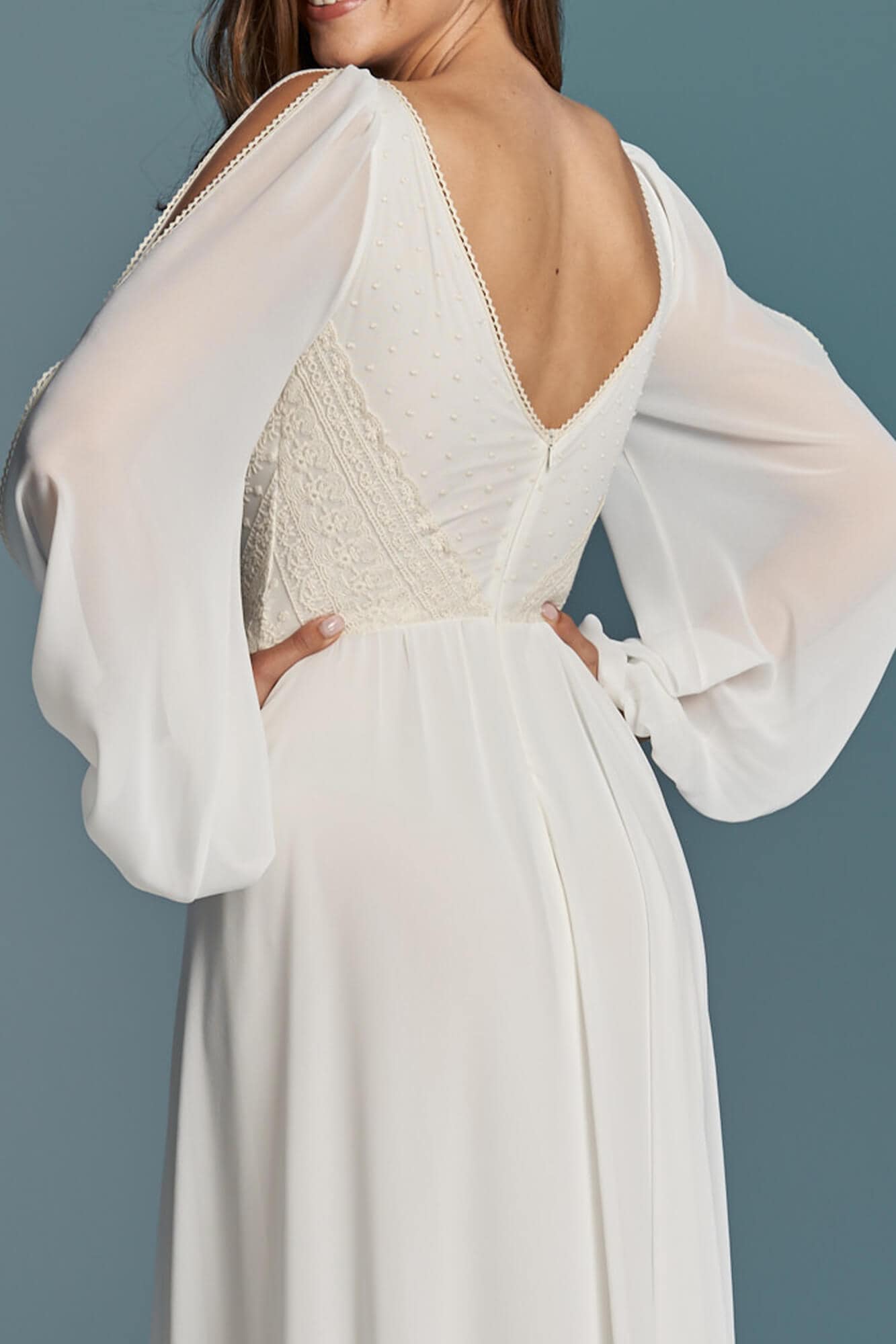 suknia ślubna z długimi, bufkowymi rękawami i dekoltem w serek z tyłu