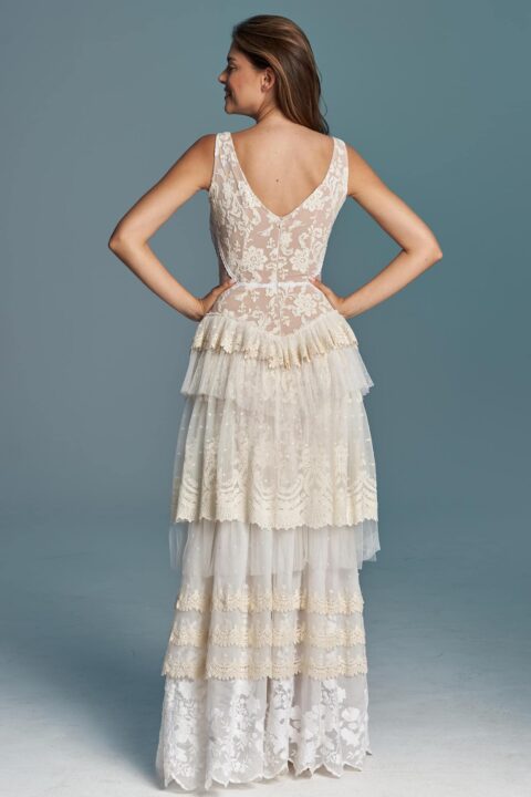 suknia ślubna z warstwowym dołem i koronkowym wzorem na plecach