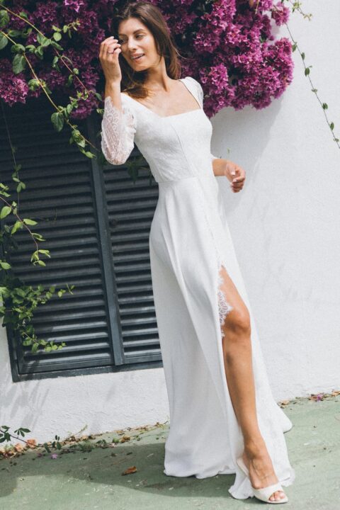suknia ślubna z długimi rękawami, z rozcięciem na boku, w kolorze białym