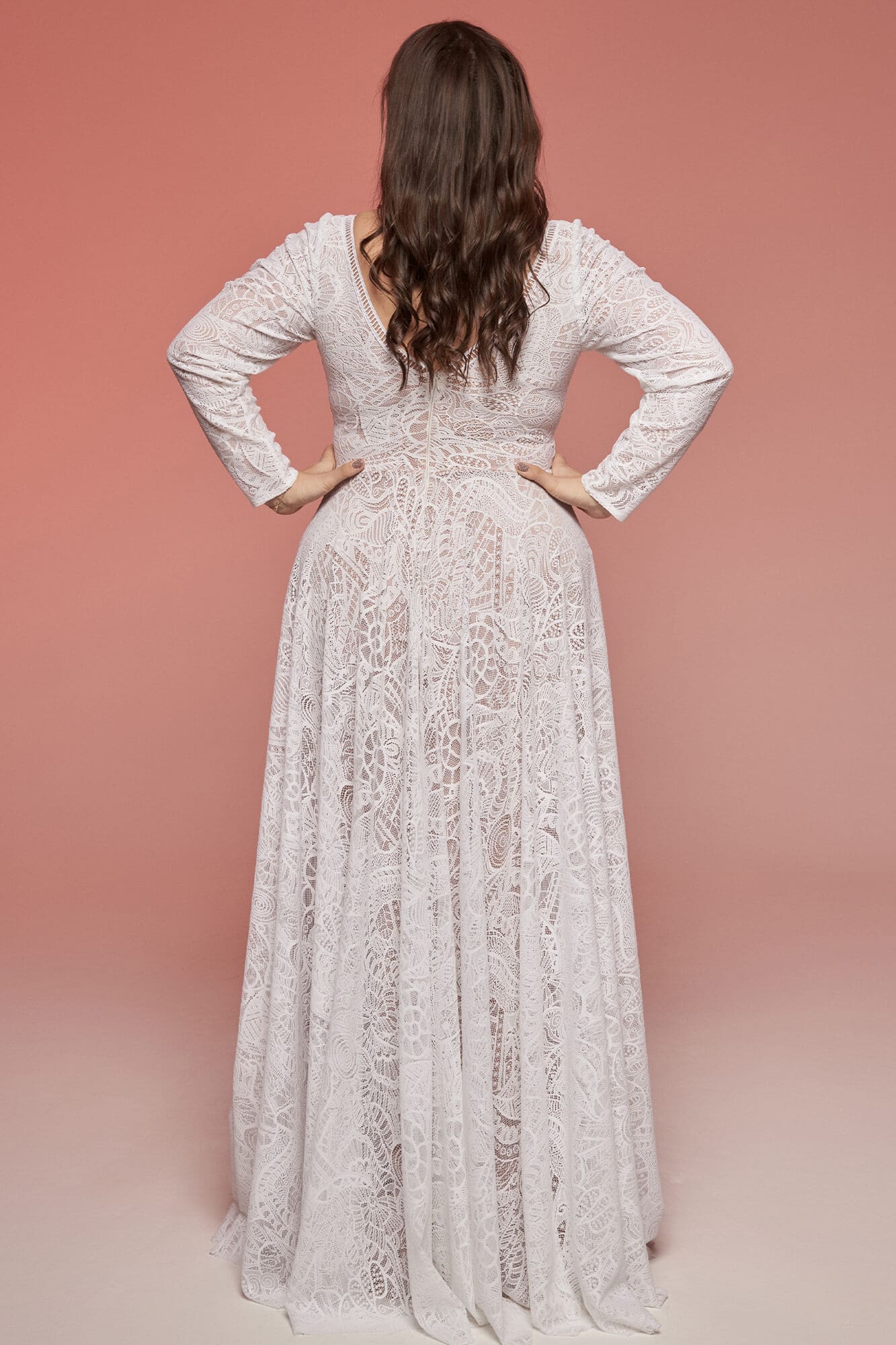 suknia ślubna z długimi rękawami, z tyłu widoczna długość do kostek i zdobienia na materiale