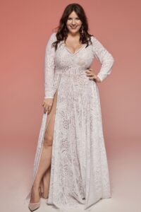 suknia ślubna z długim rękawem, dekoltem w serek i rozcięciem na udzie