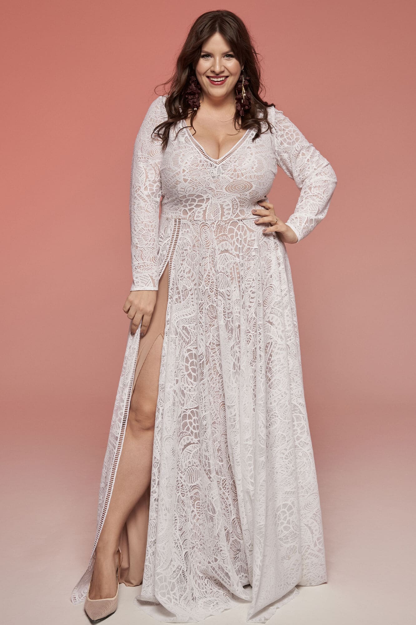 suknia ślubna z długim rękawem, dekoltem w serek i rozcięciem na udzie