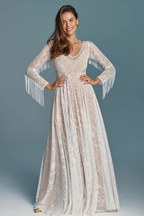 suknia ślubna z długimi rękawami i frędzlami, w kolorze białym, z koronkowym wykończeniem