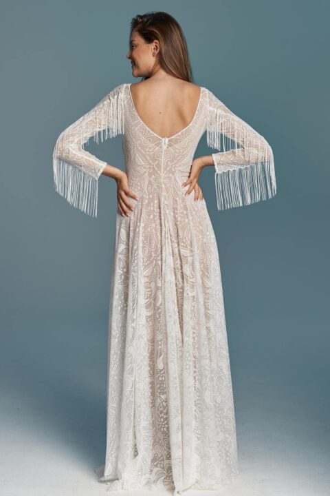 suknia ślubna z długimi rękawami, ozdobiona frędzlami i koronkowym wzorem, widok z tyłu