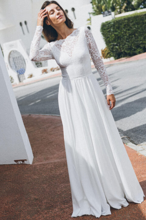 suknia ślubna z długimi koronkowymi rękawami i rozkloszowanym dołem w kolorze białym