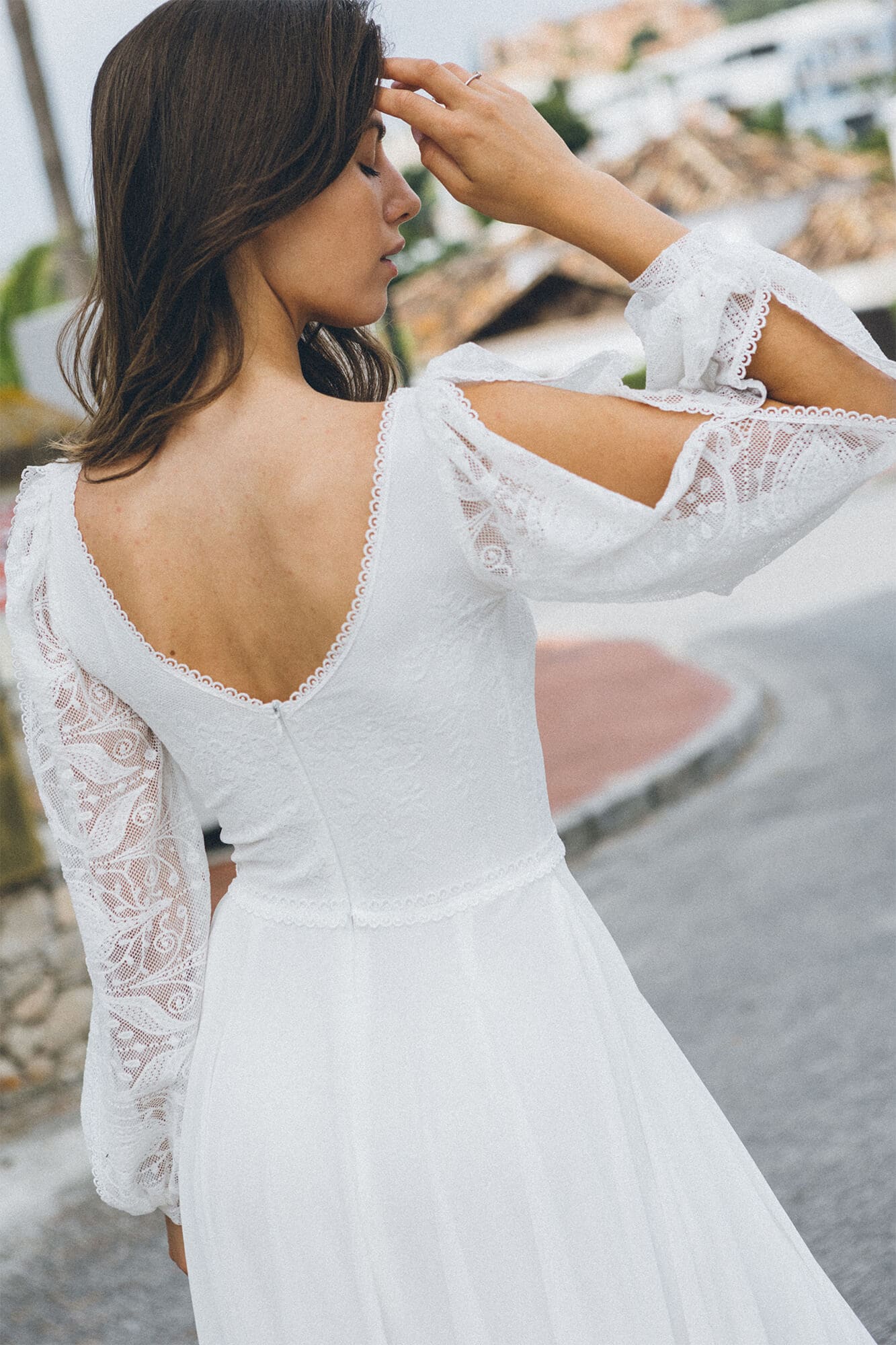 Porto 80 - Biała suknia ślubna z koronki z gładkim dołem - obrazek 4