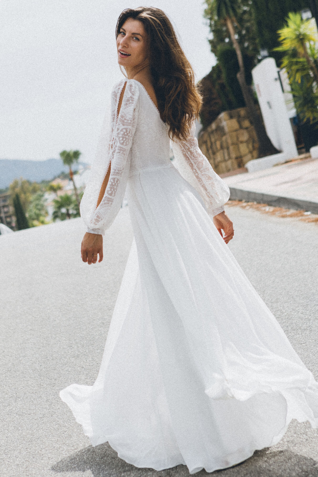 Porto 80 - Biała suknia ślubna z koronki z gładkim dołem - obrazek 3