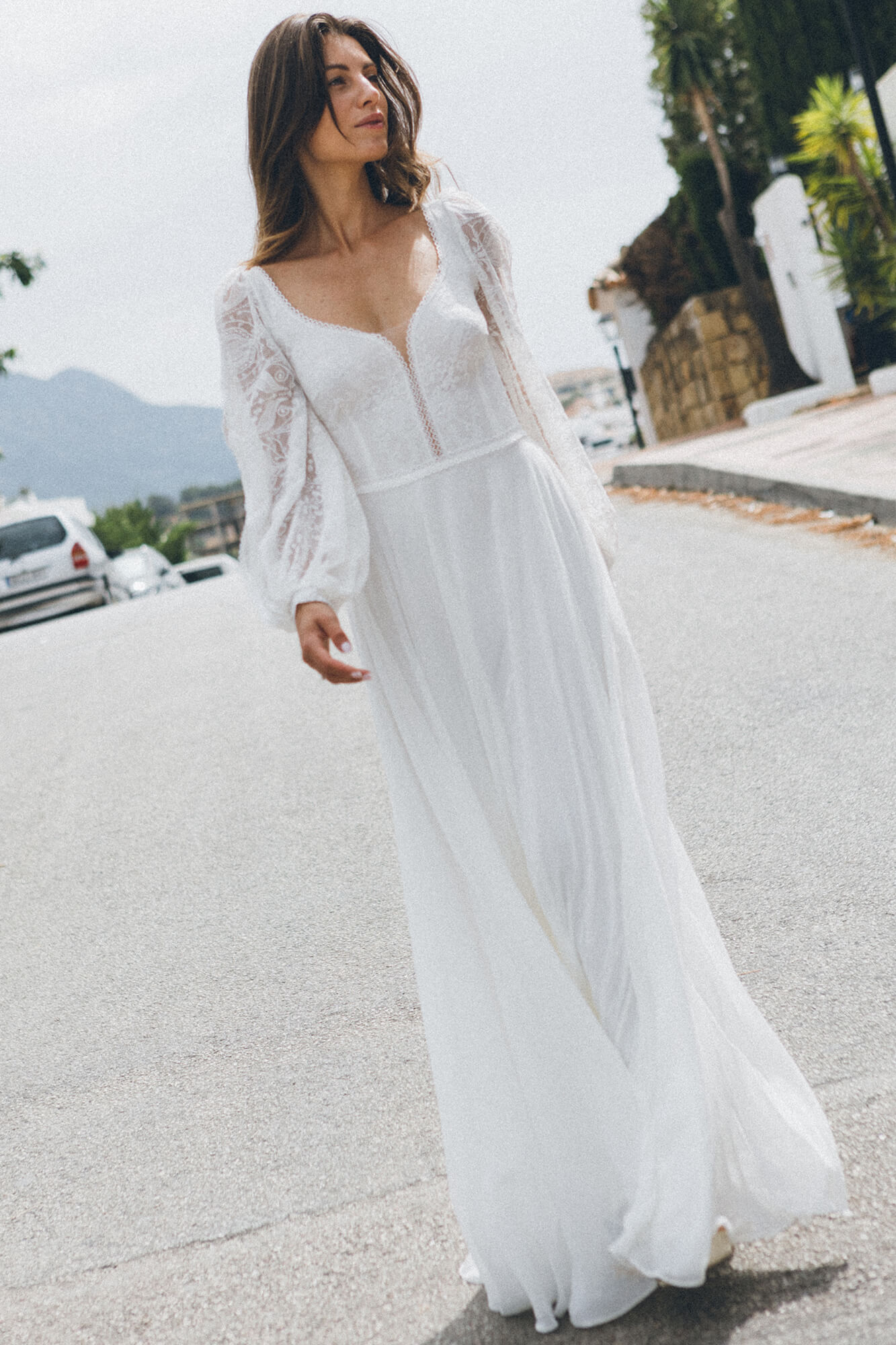 suknia ślubna z długimi, bufiastymi rękawami, z dekoltem w kształcie litery V, w kolorze białym