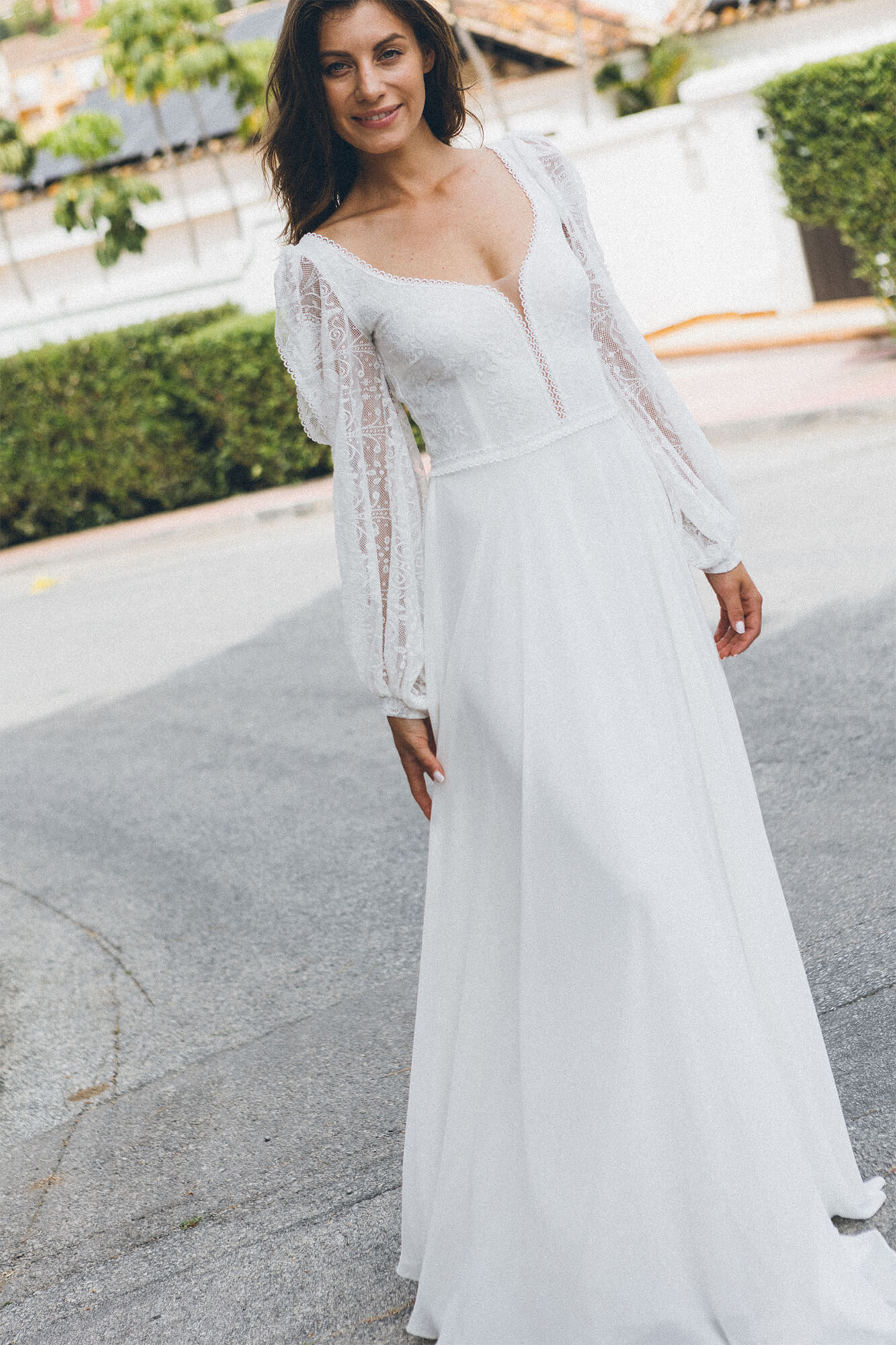 Porto 80 - Biała suknia ślubna z koronki z gładkim dołem - obrazek 5