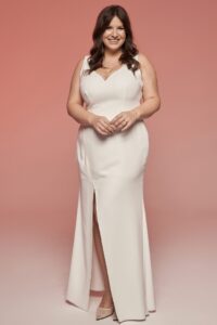 suknia ślubna z dekoltem w kształcie litery V i rozcięciem na nogawce