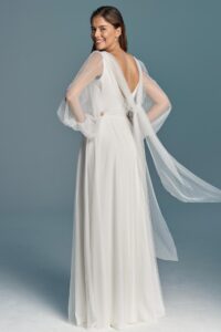 suknia ślubna z dekoltem w serek, z długimi, zwiewnymi rękawami i plecami odsłoniętymi