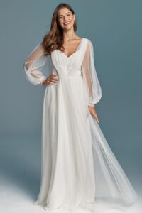 suknia ślubna z długimi, przezroczystymi rękawami i dekoltem w kształcie litery V