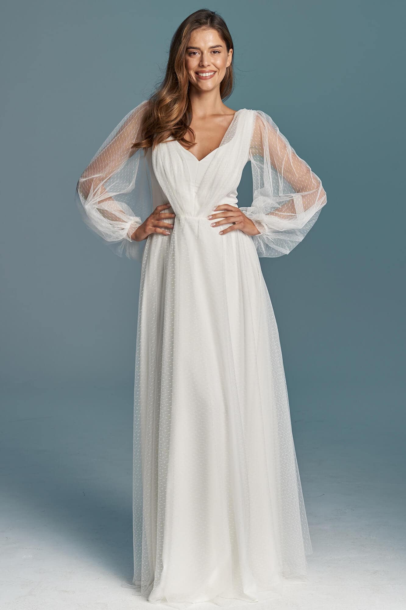 suknia ślubna z długimi, przezroczystymi rękawami i dekoltem w kształcie litery V