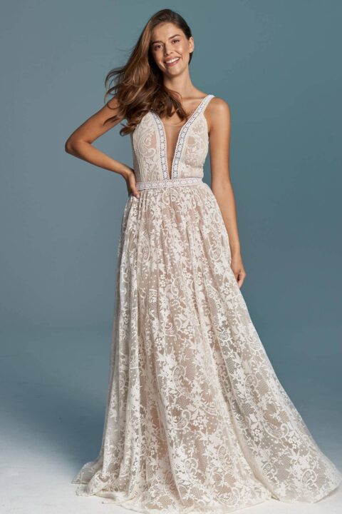 suknia ślubna z głębokim dekoltem i koronkowym wzorem, modelowana w talii, z długą spódnicą