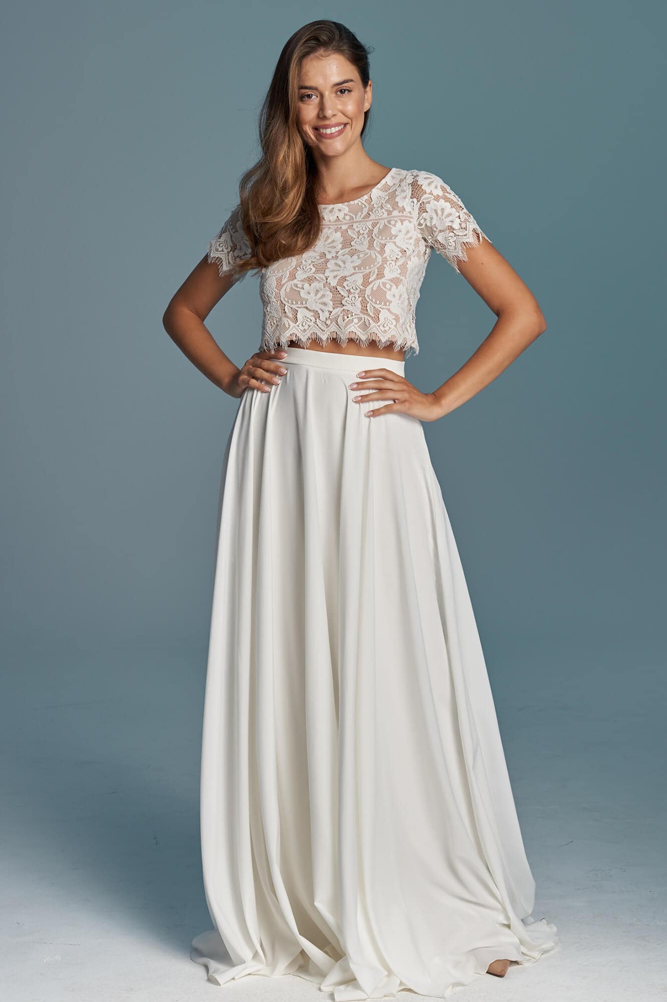 suknia ślubna z koronkowym topem i długą, gładką spódnicą w kolorze białym