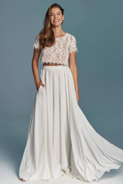 suknia ślubna z koronkową górą i długą, zwiewną spódnicą w kolorze białym