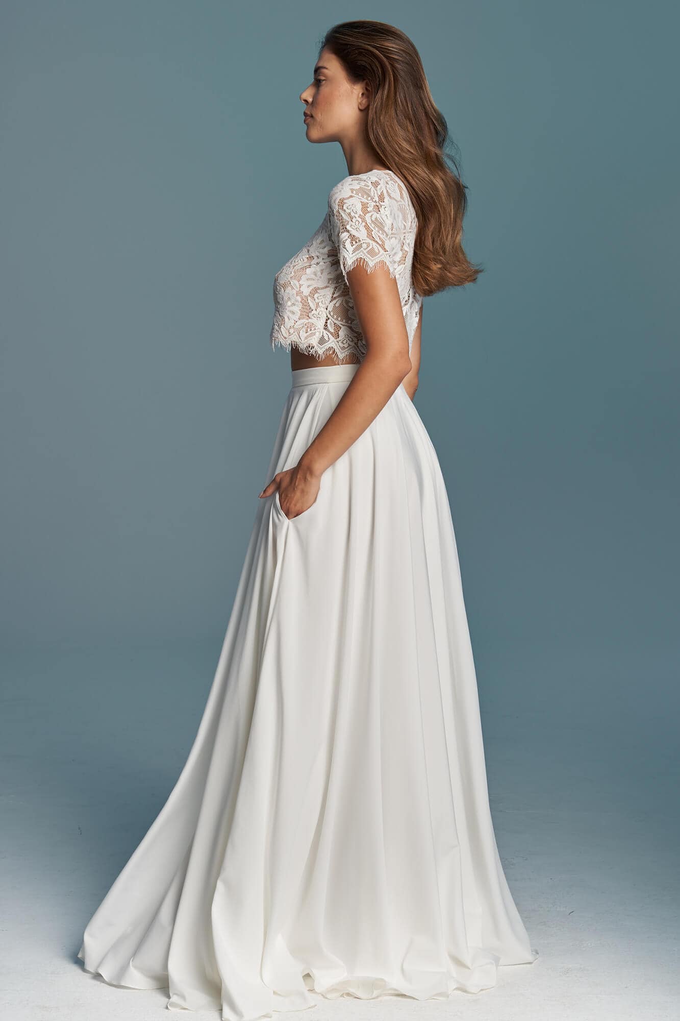 suknia ślubna z koronkową górą i długą, gładką spódnicą w kolorze białym