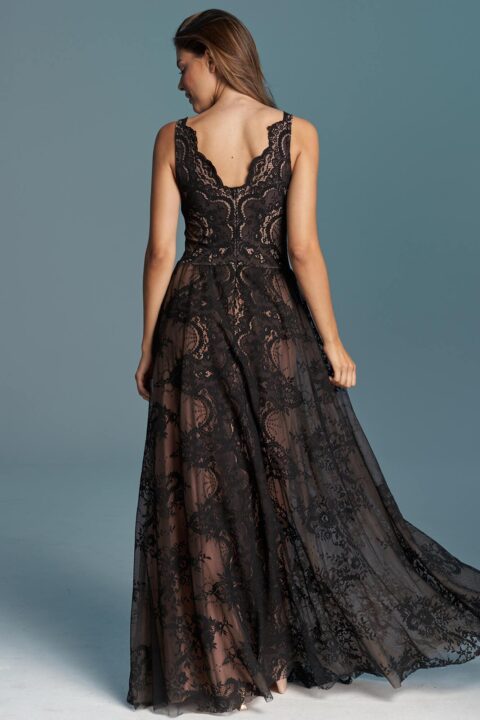 suknia z koronkowym wzorem, z dekoltem w serek i długim trenem, widoczna z tyłu