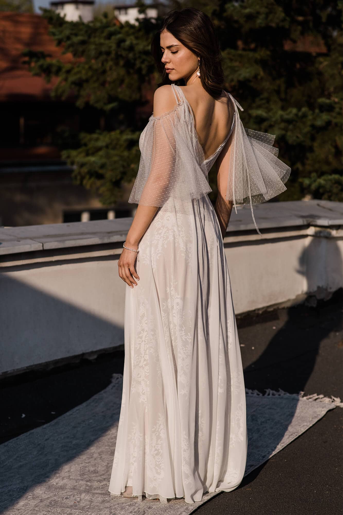 suknia ślubna z tiulowymi rękawami, widok z tyłu, jasny kolor, długa spódnica