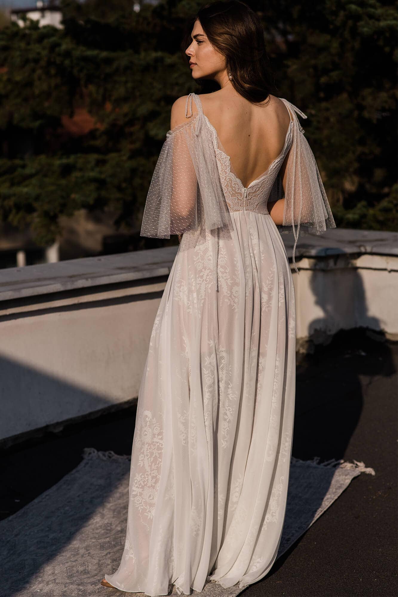 suknia ślubna z odkrytymi plecami i przezroczystymi rękawami