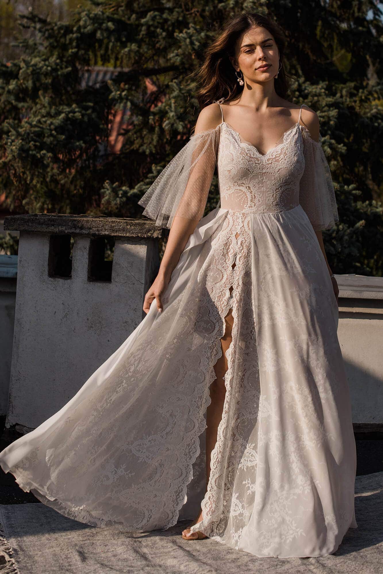 suknia ślubna z koronkowymi detalami, dekoltem w serek i półprzezroczystymi rękawami