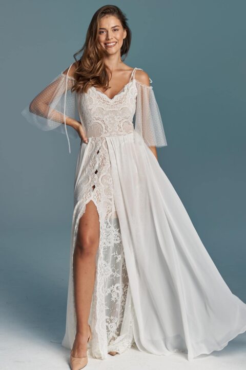 suknia ślubna z koronkowym wykończeniem, długim rękawem i rozcięciem na nogawce