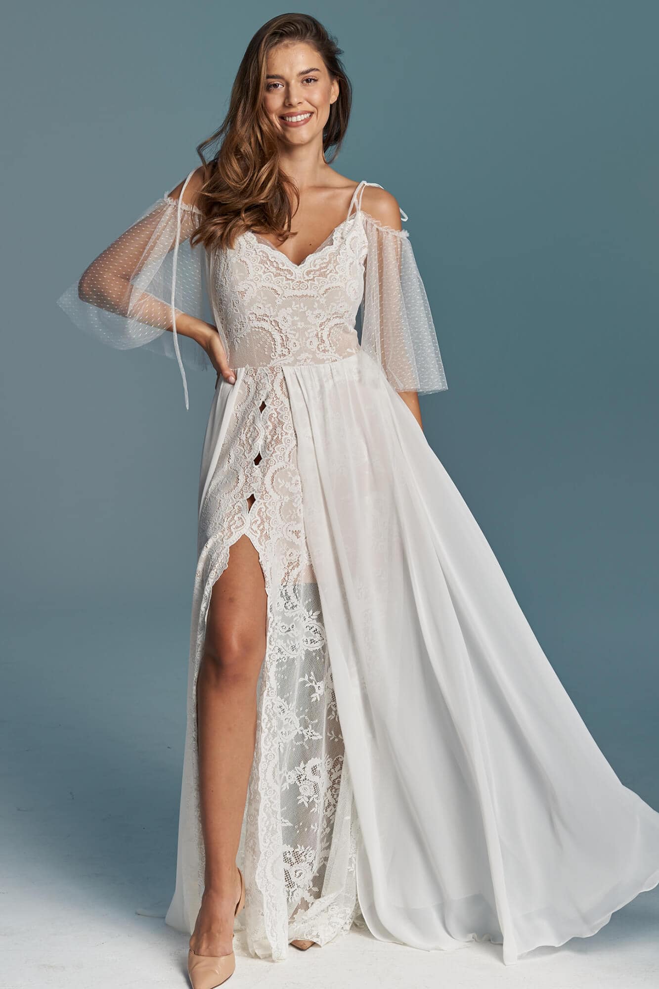 suknia ślubna z koronkowym wykończeniem, długim rękawem i rozcięciem na nogawce