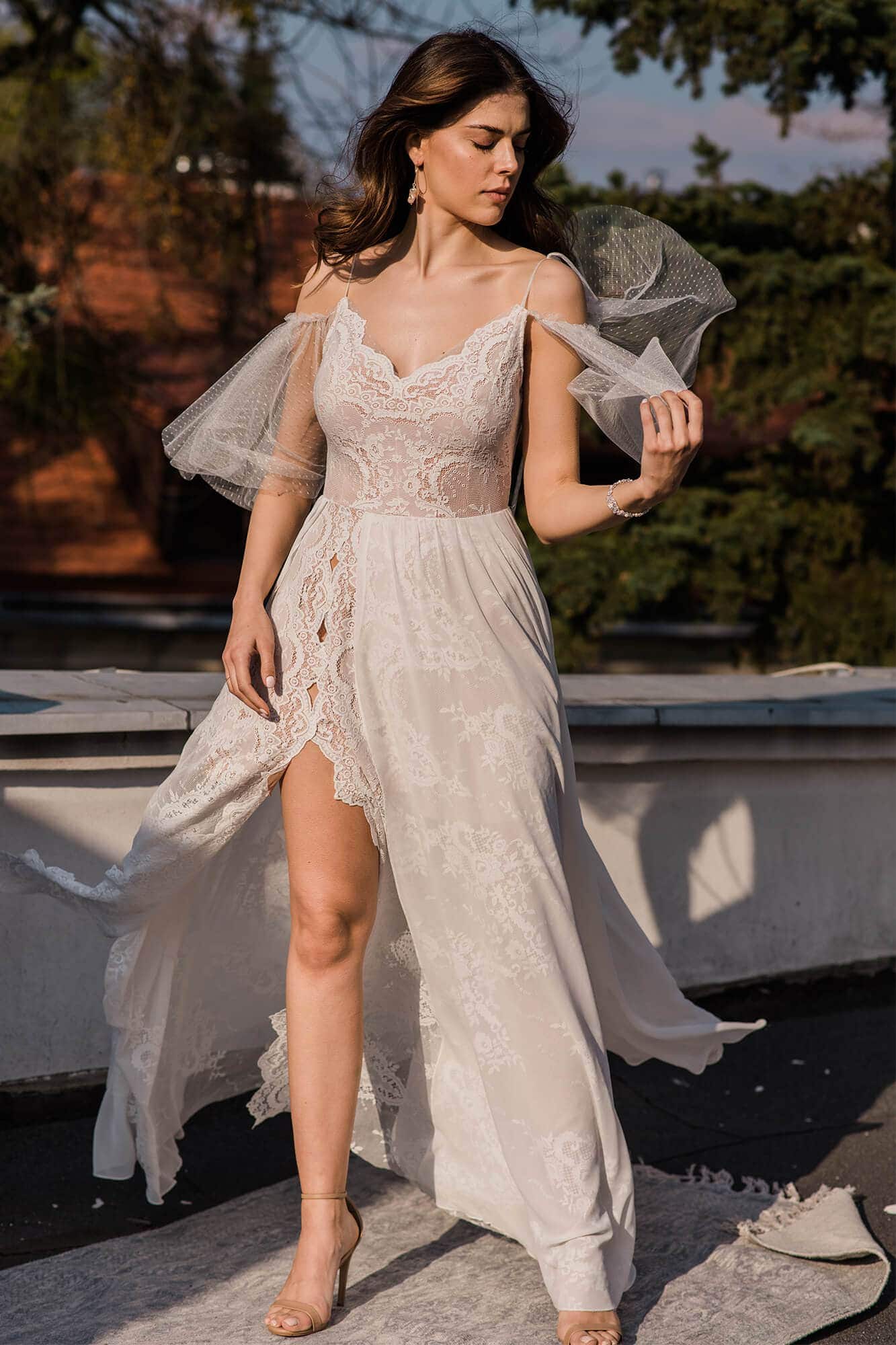 suknia ślubna z koronkowym topem i transparentnymi rękawami, z rozcięciem na nodze