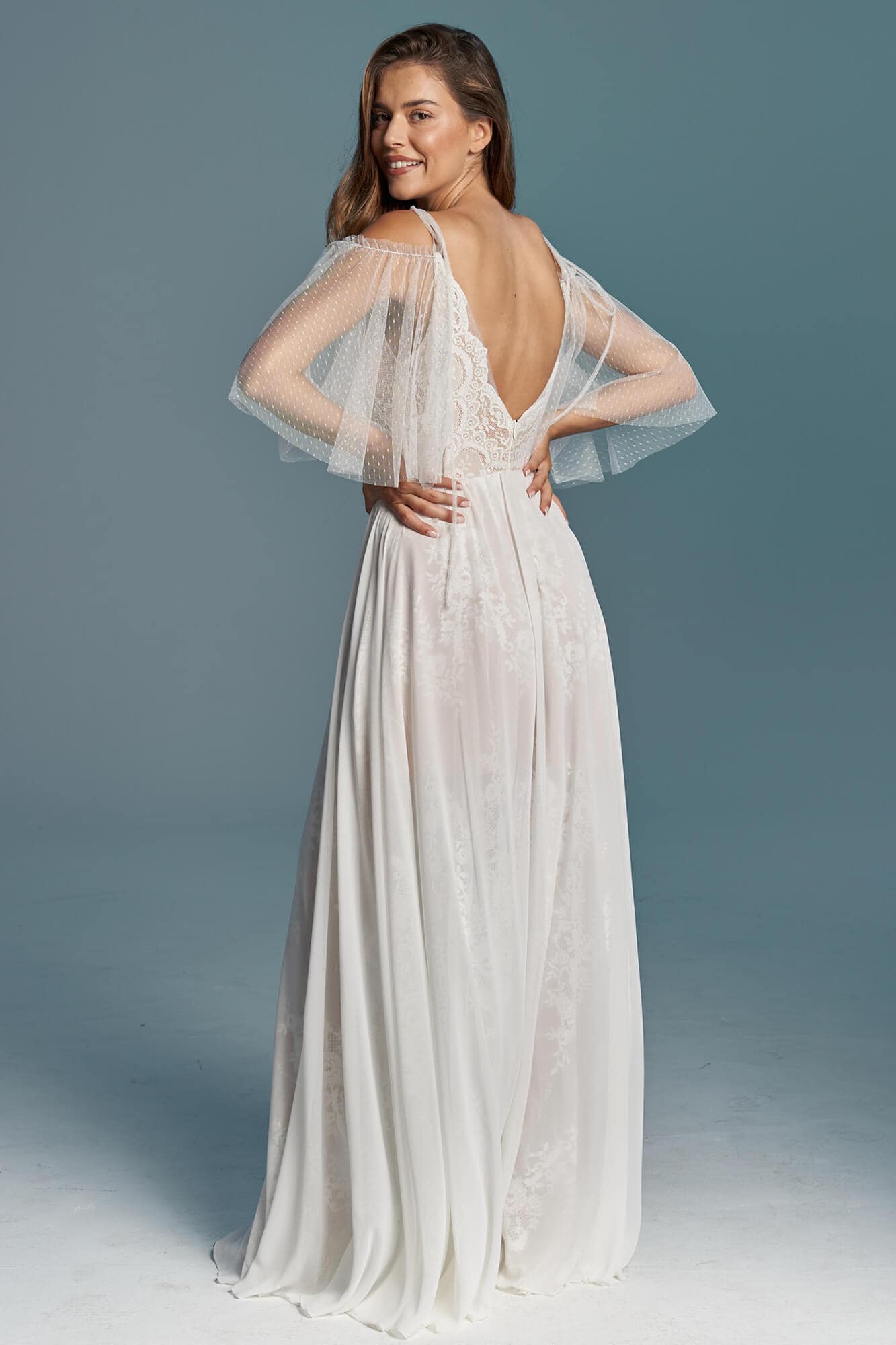 suknia ślubna z odkrytymi plecami i zwiewnymi rękawami, w kolorze białym