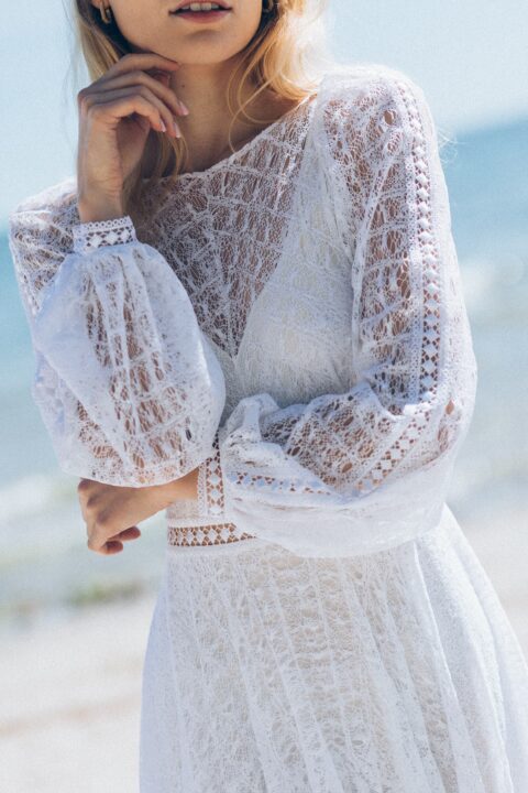 suknia ślubna o długich, bufiastych rękawach z koronkowej tkaniny w kolorze białym