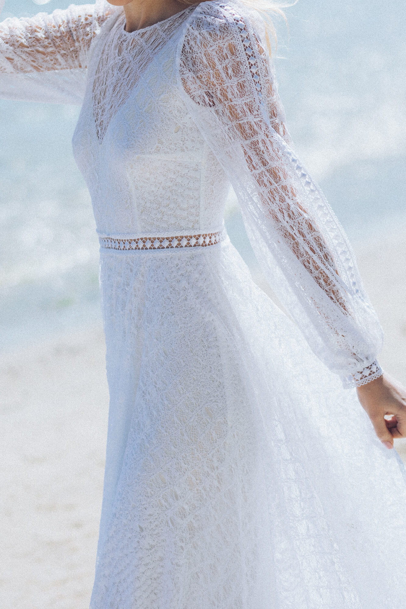 suknia ślubna z długimi rękawami, koronkowym wykończeniem i paskiem w talii