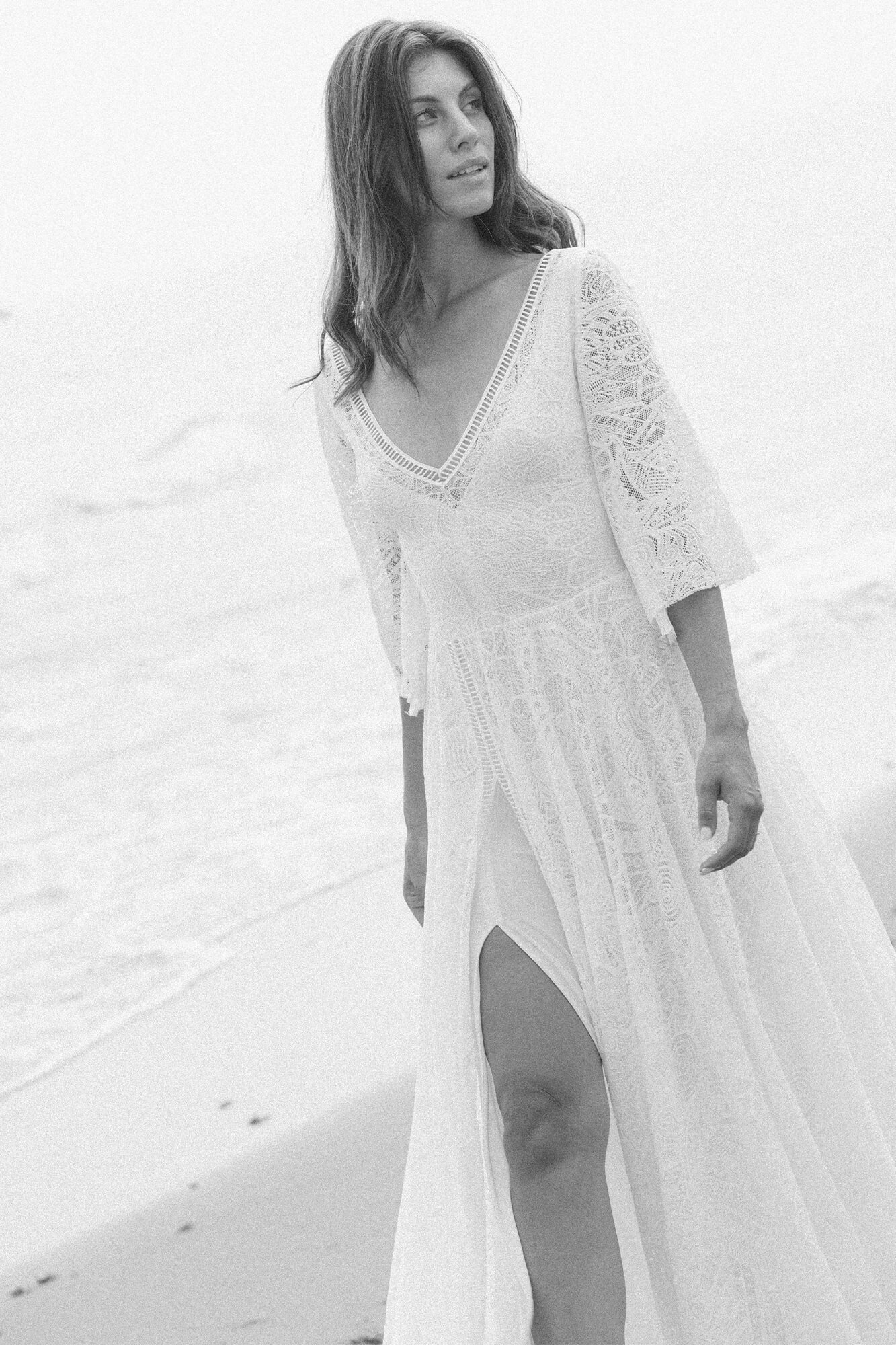 suknia ślubna z długimi koronkowymi rękawami i rozcięciem na udzie, w kolorze białym