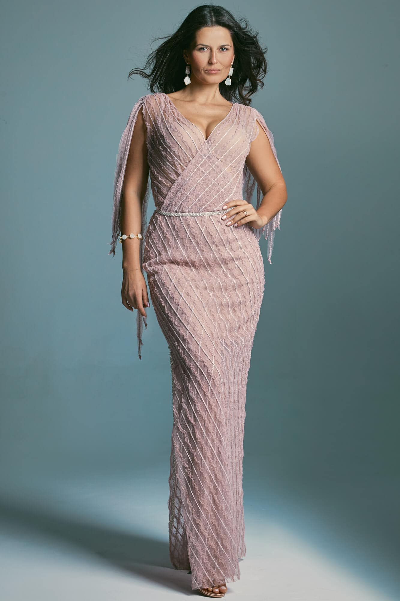 suknia w kolorze różowym z dekoltem w serek i długimi rękawami, dopasowana do sylwetki