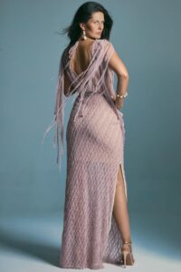 suknia z długim rękawem, z rozcięciem i plecami odkrytymi, w odcieniach różu