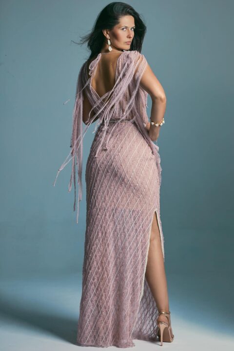 suknia z długim rękawem, z rozcięciem i plecami odkrytymi, w odcieniach różu