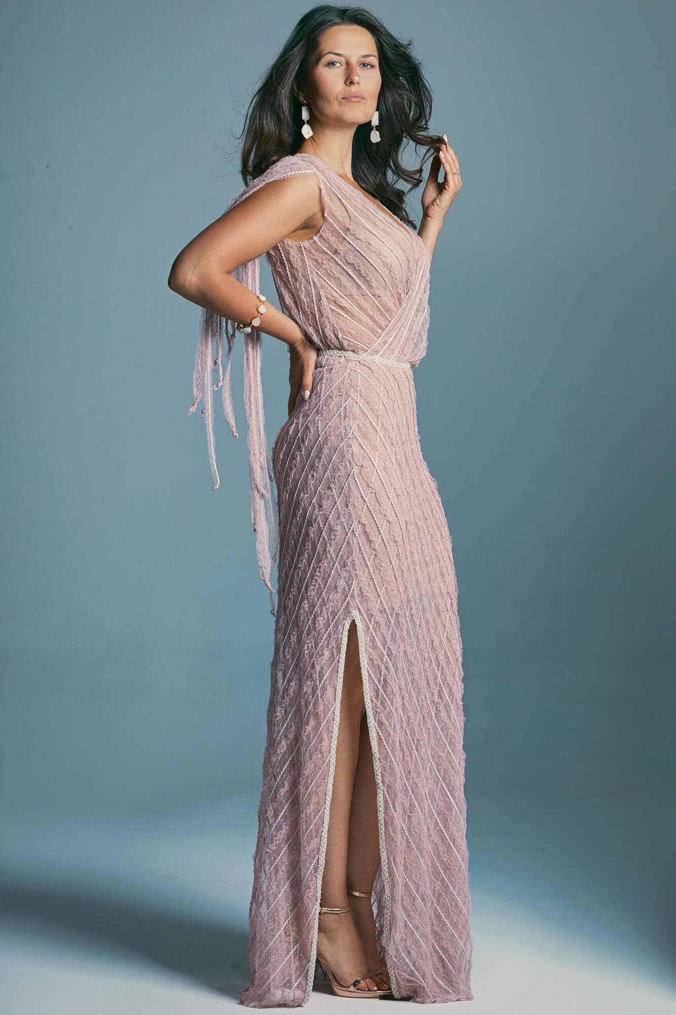 suknia w kolorze różowym z odkrytymi ramionami i rozcięciem na boku