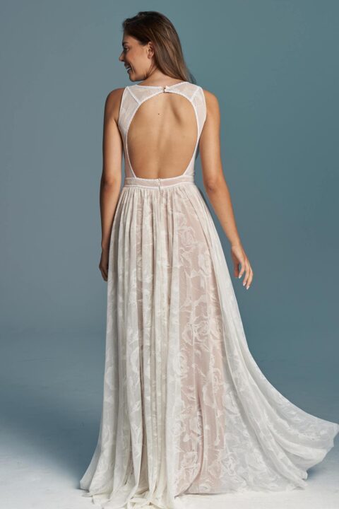 suknia ślubna z odkrytymi plecami i długim trenem, wykonana z lekkiego materiału