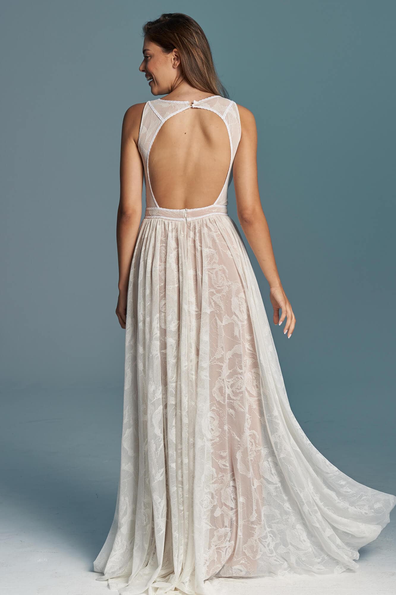 suknia ślubna z odkrytymi plecami i długim trenem, wykonana z lekkiego materiału