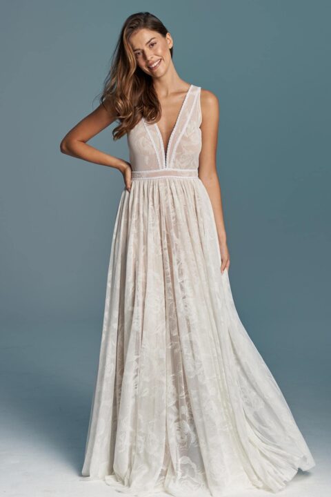 suknia ślubna z dekoltem w serek i długim, zwiewnym dołem, w jasnym kolorze