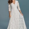 suknia ślubna z długimi rękawami, koronkowym wzorem i dekoltem w kształcie litery V