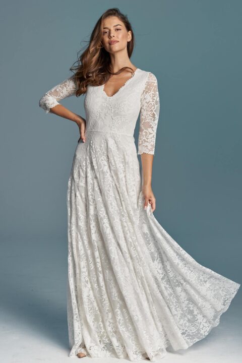 suknia ślubna z długim rękawem, koronkowym wykończeniem i dekoltem w serek