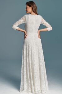 suknia ślubna z długimi koronkowymi rękawami, z tyłu zapinana na zamek, w kolorze białym